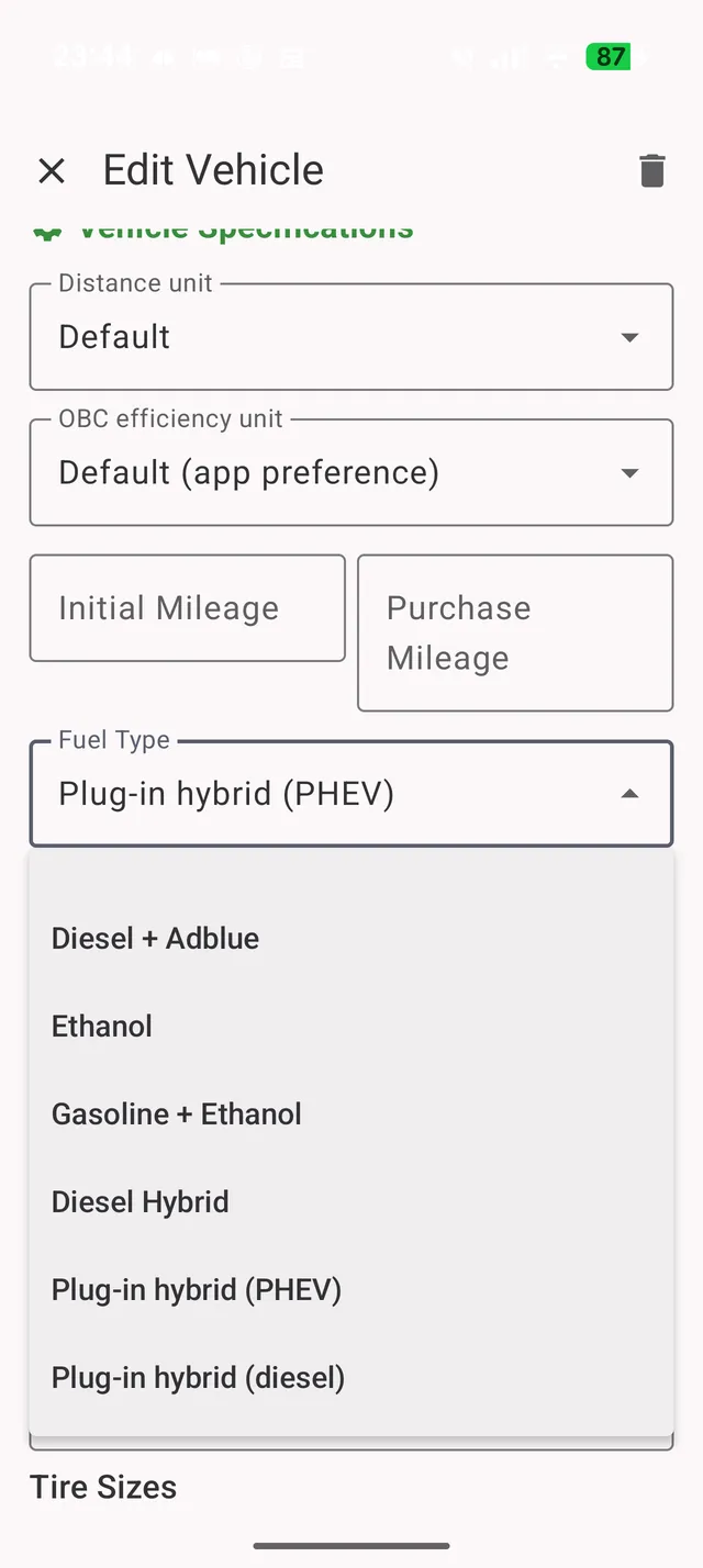 Die Liste der Kraftstoffarten, gescrollt bis zu den Plug-in-Hybrid-Einträgen, im Bearbeitungsbildschirm des Fahrzeugs