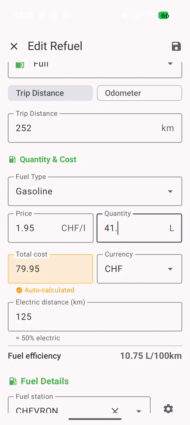 Eine Benzinbetankung bei einem Plug-in-Hybrid: das Feld „Elektrische Strecke“ mit dem elektrischen Prozentsatz darunter und dem daraus resultierenden Verbrauch