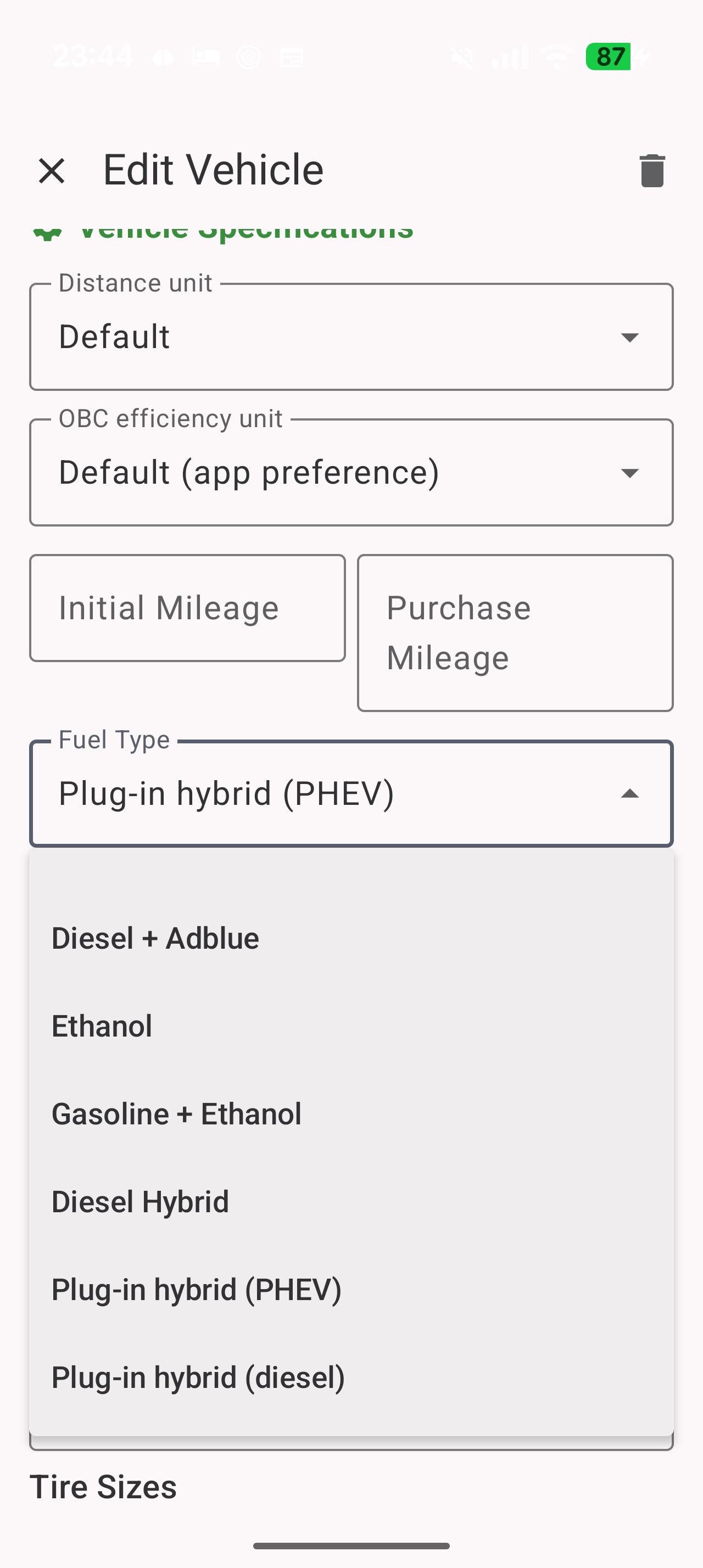 Die Liste der Kraftstoffarten, gescrollt bis zu den Plug-in-Hybrid-Einträgen, im Bearbeitungsbildschirm des Fahrzeugs