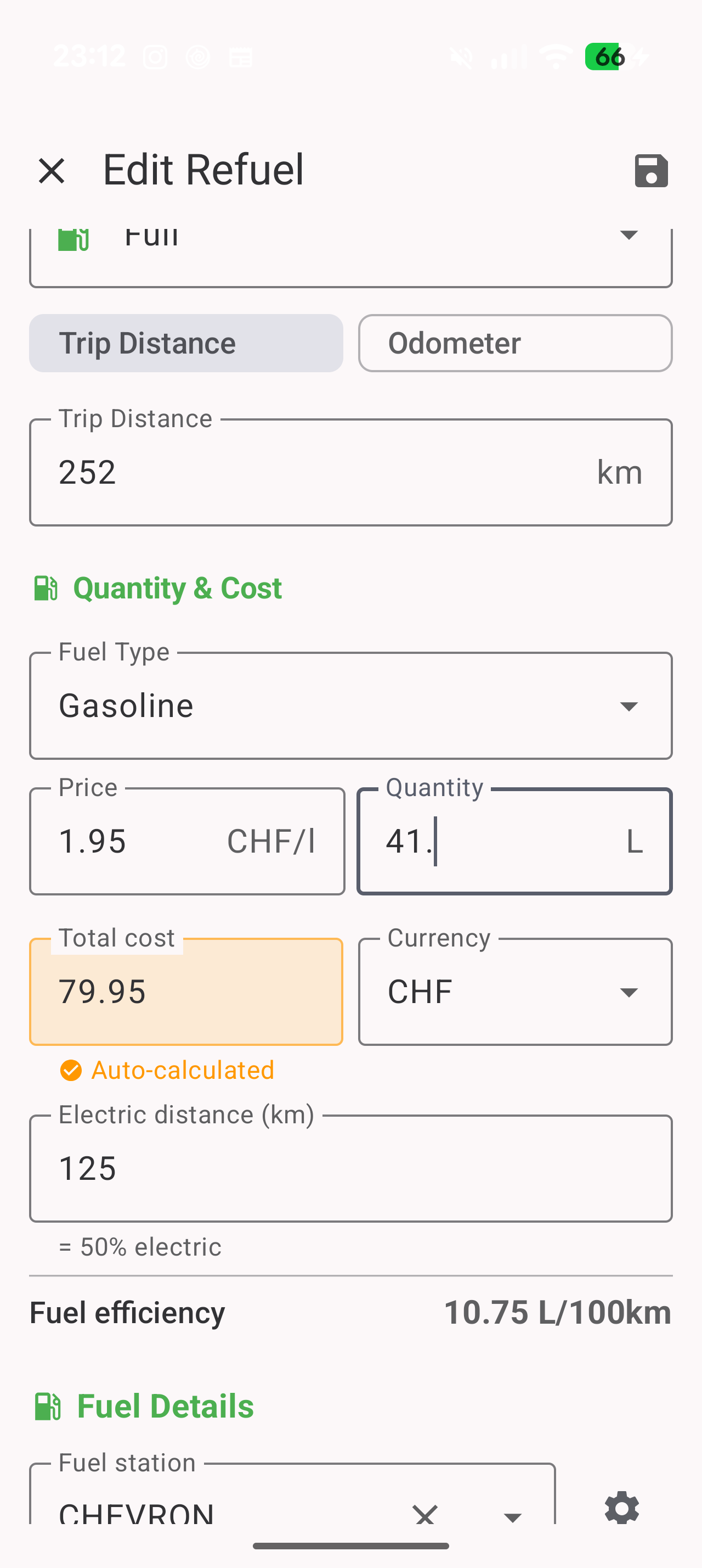 Eine Benzinbetankung bei einem Plug-in-Hybrid: das Feld „Elektrische Strecke“ mit dem elektrischen Prozentsatz darunter und dem daraus resultierenden Verbrauch